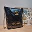 Chanel crossbody tote bag ไอเท็มเอ็กซ์คลูซีพ กระเป๋าสะพายรูปทรงโท้ทสะดวกใช้ มีฝาปิดกระดุมแม่เหล็กให้ในตัว และยังมีใบลูกอีกด้วย โดดเด่นด้วยโลโก้เอกลักษณ์สีทองหรู