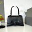 BALENCIAGA Hourglass top-handle tote bag กระเป๋าสะพายแบรนด์หรูซิกเนเจอร์ ที่มาพร้อมดีไซน์โดดเด่น มีความโฉบเฉี่ยว โค้งมนเหมือนพระจันทร์เสี้ยว เพิ่มความสวยสะดุดตาด้วยการตกแต่งอักษร B เมทัลลิก