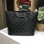 GUESS PRINTED FLOWERS SHOPPER BAG (SIZE L) กระเป๋าสะพายทรง TOTE หนังสวยอยู่ทรง ใบใหญ่กำลังดี น้ำหนักเบา ด้านหน้าประดับโลโก้แบรนด์ พร้อมโซ่ เปิดปิดด้วยซิป ภายในกว้างจุได้เยอะ แบ่งช่องเป็นสัดส่วน ใส่ A4 ได้ มีช่องซิป และช่องเล็ก มากับราคาสุดคุ้มค่ะ