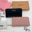 MIU MIU LONG ZIPPER WALLET / MIU MIU WALLET กระเป๋าสตางค์ใบยาว น่ารักพาใจฟู ดีไซน์น่ารักน่าใช้มาก เรียบง่ายแต่มีความโดดเด่นเปิด-ปิดด้วยซิป ภายในมีช่องใส่บัตร และใส่ธนบัตรได้ พร้อมช่องซิปแยกใส่เหรียญได้อีก พกพาง่าย