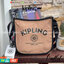 Kipling Patsy M Crossbody คอลเลคชั่นใหม่ล่าสุด ที่ไม่เน้นลวดลายและสีสัน แต่เน้นรูปแบบการใช้งานที่ง่ายแสนง่ายไม่ซับซ้อน ขนาดกำลังดี สามารถใส่ของที่จำเป็นได้ ไม่ว่าจะเป็นโทรศัพท์มือถือหรือกระเป๋าสตางค์ น้ำหนักเบา ด้านในของกระเป๋ายังแบ่งช่องเป็นระเบียบ พกพาไ