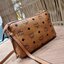 M.C.M MILLIE TOP ZIP CROSSBODY IN VISETOS รุ่นหายากที่สาวๆตามหา เพราะดีไซน์ยูนิค เรียบแต่มีดีเทลความหรู ๆ กระเป๋าสะพายที่มาพร้อมสาย 2 แบบ สายโซ่คล้องไหล่ คล้องแขน และสายหนัง crossbody ให้ปนับใช้ได้ตามใจชอบ วัสดุหนังแคนวาสคุณภาพดี ใช้งานง่ายด้วยซิป ใส่โทรศ