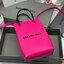 หนังแท้ BALENCIAGA Shopping Phone Pouch leather tote พกกระเป๋าช้อปปิ้งขนาดมินิ ไปทุกที่ในฤดูกาลนี้ ดีไซน์ที่ใช้ได้ทุกวันตั้งแต่หนังแบบมีเท็กซ์เจอร์ ภาพสินค้าถ่ายจากงานขายจริง ใช้งานต่างประเทศได้