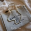 Chanel tote canvas bag จากงานพรีเมี่ยม VIP GIFT รุ่นดังเลยค้า Size ใหญ่อลัง บอกเลยว่า *งานดีที่สุด ตัวกระเป๋า กระเป๋าผ้าเป็นผ้า canvas เนื้อดีสมราคา สัมผัส นุ่มลื่นมือมากกกก อะไหล่เงินปั้มแบรนด์แท้ทั้งใบ ด้านหน้าปัก logo แบรนด์สุดหรู จุของได้เยอะมากก มีช่