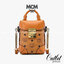 M.C.M MINI SOFT BERLIN CROSSBODY IN VISETOS ไอเท็มสุดฮอต!! ดีไซน์ unisex หนุ่มๆสาวๆสะพายกันได้ไม่ติด!! กระเป๋าสะพายข้าง ขนาดกะทัดรัดพกพาง่าย วัสดุหนังแคนวาสคุณภาพดีสลับหนังแท้ เปิด-ปิดด้วยตัวกดล็อค มีหูจับในตัว ภายในกระเป๋าเป็นช่องโล่ง บุหนังและผ้าอย่างดี