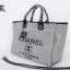 Chanel Tote canvas premium gift จากแบรนด์ Chanel กระเป๋าสะพาย Chanel Tote canvas โลโก้ปัก กระเป๋า ทรง Tote ผ้า canvas เนื้อหนาอย่างดี มีซับใน ด้านหน้าปักโลโก้แบรนด์หรู **จุดเด่นที่ หูจับมี 2 แบบคือ แบบสายหนัง และ โซ่ สามารถ สะพายไหล่ได้คะ ใบใหญุจุของคุ้ม 