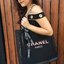 รุ่นใหม่ค้าาา 😍😍 พร้อมส่งความสวยหรู โทนสีชมพูทั้งใบ Chanel Shopping Bag With Chain & Ribbin กระเป๋าสะพายใบใหญ่ทรง Shopping Bag Limited Edition พรีเมี่ยมกิ้ฟของแท้นำเข้าจาก Chanel Perfume Counter ของแท้100% ใบใหญ่วัสดุ Nylon โปร่ง♡ ป