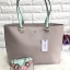 New GUESS WOMEN’S TOTE BAG 2018 พร้อมส่งรุ่นหายาก กระเป๋าถือทรง tote ลายหนัง safiano ด้านหน้าห้อยกระเป๋าใบเล็กดูหรูมากค่ะ สามารถถอดแยกมาใช้ได้ เปิดปิดกระเป๋าแบบกระดุมแม่เหล็ก ภายในโล่งกว้าง ใส่ของจุ มีช่องซิปและช่องเล็กใส่ของจุกจิกด้านหลังมีช่องซิปยาวหนึ่