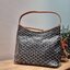 GOYARD BOHEME HOBO BAG / GOYARD HOBO กระเป๋าสะพายทรงโฮโบ ใบใหญ่จุใจ!! มาครบสีขายดี เลิศทุกสี รูปทรงคลาสสิค ดีไซน์เป็นเอกลักษณ์ วัสดุหนังแคนวาสพิมพ์ลายสวยคม ปากกระเป๋ามีซิปเปิด-ปิดกันของหล่นได้ ภายในโล่งกว้างมาก มาพร้อมสายคล้องในตัว ทนทาน สะพายสวยๆได้ทุกวั