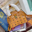 M.C.M Anna Visetos Crossbody Mini กระเป๋าครอสบอดี้ไซส์มินิใบนี้ใช้ประโยชน์จากดีไซน์สุดคลาสสิกของไลน์ Anna ทำให้ได้ผลลัพธ์เป็นแอกเซสซอรี่ร่วมสมัยที่ตรงกับไลฟ์สไตล์ไม่หยุดนิ่ง หนังนุ่ม (Nappa) เพิ่มความโดดเด่นให้ตัวกระเป๋าที่รังสรรค์จากผ้าใบเคลือบผิวล