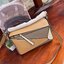 Loewe Puzzle Bag In Classic กระเป๋าทรง Puzzle นี้ออกแบบโดย Jonathan Anderson โดยได้รับแรงบันดาลใจในการออกแบบมาจากรูปทรงของลูกรักบี้ ดังนั้น จึงจะเห็นได้ว่าการตัดเย็บและรูปทรงของกระเป๋านั้นคล้ายคลึงกับลูกรักบี้ รูปทรงดูมินิมอลไม่ทิ้งคอนเซ็ปต์ของแบรนด์ สามา