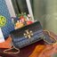 Tory Burch Eleanor Crocodile-Embossed Phone Crossbody Bag จุดเด่นของรุ่นนี้คือดีไซน์ออกมาในสไตล์คลาสสิกที่มาพร้อมกับฮาร์ดแวร์ที่ทำจากวัสดุทองเหลืองและสายสะพายโซ่เกลียวสีทอง ซึ่งการออกแบบได้รับแรงบันดาลใจมาจากเครื่องประดับ รูปทรงกะทัดรัดจึงสามารถสะพายใช้งา