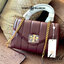 TORY BURCH KIRA QUILTED SMALL BAG พร้อมส่งที่ไทย ไม่ผิดหวังแน่นอนค่ะ! กระเป๋าหิ้วหรือสะพายข้างได้ วัสดุหนังแกะแท้ทั้งใบ ((หนังแกะจะมีคุณภาพดีเงานิ่มและแพงกว่าหนังวัวจ้า)) หนังนิ่มสวยงามมากๆค่ะ เปิดปิดกระเป๋าแบบหมุนล็อคแบบโลโก้แบรนด์ ใช้อะไหล่คลาสสิคดูหรูเ