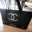New! กระเป๋าใบใหญ่ทรง Tote จากแบรนด์ Chanel VIP gift Bag ของแท้ 100% ทำจากผ้าหนา Polyester ฐานล่างกระเป๋าทำจากหนังแก้วผิวมันเงา สวยหรู สกรีนโลโก้ชาแนลหน้าหลัง หัวซิปปั้มโลโก้ ด้านในเป็นช่องกว้าง และมีอีกหนึ่งช่องเก็บของ รุ่นนี้สะพายไหล่ สวยมาก น้ำหนักเบา 