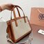 TORY BUTCH SMALL WALKER CANVAS กระเป๋าถือ สะพาย ดีไซสน์สวย เป็นเอกลักษณ์ วันดุผ้า CANVAS ด้านนอกประดับโลโก้แบรนด์ด้านหน้า ตัดด้วยหนังแท้รอบใบ ด้านในเปิดปิดด้วยหนังคาดกระดุมแม่เหล็ก แบ่งของใส่ของเป็นสองช่องใหญ่ พร้อมข่องซิปกลาง สามารถใส่ไอแพด กระเป๋าสตางค์