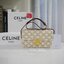 พร้อมส่งที่ไทยแล้วกับ CELINE TRIOMPHE SHOULDER BAG หนังทั้งใบลายสวยหรู ด้านในเปิดด้วยด้วยที่บีบโลโก้อะไหล่ทอง จุของได้กำลังดี ใส่โทรศัพท์ กระเป๋าสตางค์ใบสั้น ของจุกจิกได้ เหมาะกับสาวๆในวัน