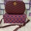 Tory Burch KIRA CHEVRON SMALL CAMERA BAG รุ่น Kira Chevron Small Camera Bag ตอบโจทย์คุณสาวๆ ได้อย่างละมุ่น สวยมาแต่ไกล ลุคหรูดูมีสไตล์ ดีไซน์เรียบหรู แต่ดูไฮไม่เบา..เพิ่มลวดลายด้วยการเย็บเย็บบนหนังเป็นลายเส้น (Chevron) ตกแต่งสายสะพายด้วยพู่ห้อยเกร๋ๆ สายยา