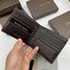 หนังแท้ BOTTEGA VENETA WALLET / BV Wallet พร้อมส่งที่ไทย กระเป๋าสตางค์ใบสั้นคุณผู้ชาย รุ่นตามหา มาเท่าไหร่ไม่เคยพอเลยค่า เป็นรุ่นคลาสสิกที่หยิบมาใช้งานได้บ่อยที่สุด งานหนังลูกวัวแท้ทั้งใบ ใช้ทนทานได้นาน ใช้ทนทานได้นานภาพสินค้าถ่ายจากงานขายจริง ใช้งานต่างป
