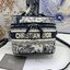 18cm Small DiorTravel Vanity Case กระเป๋าใส่เครื่องสำอาง มาพร้อมกับลวดลาย Oblique ปักอย่างประณีตและประดับด้วยสัญลักษณ์ Christian Dior Paris มาพร้อมสายสะพายและหูจับในตัว ปรับเปลี่ยนใช้งานได้ตามสไตล์