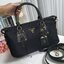 รุ่นยอดฮิต !!! ปังปุริเย่ 🎉🎉 กระเป๋าทรง HANDBAG จากงานพรีเมี่ยมกิ้ฟ จากเคาเตอร์ต่างประเทศ มาแล้วค่า กระเป๋าถือทรงหรู จากแบรนด์ PRADA เป็น กระเป๋าผ้าไนล่อน ตกแต่งรอบใบได้ **สวยมาก ด้านในมีช่องซิปและช่องใส่ของ เป็นสัดส่วน อะไหล่ทองหรู ขนาดกำ