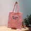 PRADA RAFFIA TOTE BAG สวยไม่ซ้ำใคร สไตล์บีช เหมาะมากกับการสะพายไปเที่ยวทะเล หรือจะใช้ในวันสบายๆก็ตอบโจทย์ กับกระเป๋าสะพายสานใบใหญ่ ตัวกระเป๋าเป็นวัสดุสังเคราห์จากธรรมชาติ