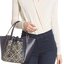 Tory T Monogram Mcgraw Dragonfly / Tory burch bucket กระเป๋าถือหรือสะพายไหล่ วัสดุหนัง Jacquard อะไหล่ทอง ทรงปีก เปิด-ปิด ด้วยกระดุมแม่เหล็ก ด้านในโลง มี 2ช่องเล็ก จุของได้เยอะ น้ำหนักเบา สายสะพาย crossbody ได้ ปรับระดับได้