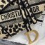 หนังแท้ DIOR SADDLE BAG Oblique Embroidery รุ่นใหม่ทอลายเสือ กระเป๋ารุ่นยอดนิยมตามแบบฉบับแบรนด์ งานทอลายคมชัด ใช้งานได้ 2 แบบ สะพายยาว CROSSBODY และสายสั้นถือได้เก๋ๆ ลุคนี้คูลสุดๆ เลยค่าา ภาพถ่ายจากสินค้าจริง! สวยมาก พร้อมส่งที่ไทยราคาสุดคุ้ม สาวๆ ห้ามพลา