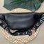 GUESS GESABEL GYM FANNY PACK กระเป๋าคาดอก//คาดเอว ใบงาม ขนาดกำลังดี วัสดุหนังนิ่ม เบา ด้านหน้ามีโลโก้แบรนด์ พร้อมช่องซิปหนึ่งช่อง ช่องซิปหลักกว้าง ใส่ของได้จุ ค่ะ สายคาดตีแบรนด์ตลอดสาย เลื่อนปรับฟรีไซด์น่ะค่ะ สินค้าพร้อมส่ง ใบจริงน่าใช้มากๆค่ะ