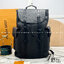 LV Christopher MM Backpack กระเป๋าเป้สะพายหลังขนาดกลาง สีดำเต็มใบสวยคลาสสิก ปั้มลายโมโนแกรม ตอบโจทย์การใช้งานด้วยช่องกระเป๋าด้านข้าง 2 ช่อง ดีไซน์กระดุมกดและสายรูดเพิ่มความปลอดภัยในการพกพาสิ่งของด้านใน