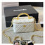 CHANEL Vanity Top Handle Bag / Chanel makeup bag กระเป๋าใส่เครื่องสำอางค์สวยหรู น่ารักลูกคุณหนูต้องยกให้ใบนี้เลยค่า น้องโดดเด่นที่หูจับโซ่สีทองสวยเงางาม ด้านในกว้างขวาง จะใช้เองหรือเป็นของขวัญ ของฝาก แนะนำรุ่นนี้เลยค่ะ!