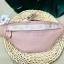 GUESS GESABEL GYM FANNY PACK กระเป๋าคาดอก//คาดเอว ใบงาม ขนาดกำลังดี วัสดุหนังนิ่ม เบา ด้านหน้ามีโลโก้แบรนด์ พร้อมช่องซิปหนึ่งช่อง ช่องซิปหลักกว้าง ใส่ของได้จุ ค่ะ สายคาดตีแบรนด์ตลอดสาย เลื่อนปรับฟรีไซด์น่ะค่ะ สินค้าพร้อมส่ง ใบจริงน่าใช้มากๆค่ะ