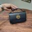 TORY BURCH BRITTEN MINI TOP HANDLE BAG พร้อมส่งที่ไทย กระเป๋าสะพาย Crossbody วัสดุหนังวัวแท้ การออกแบบเรียบง่าย ยังคงความหรูหราเอาไว้ มาพร้อมสายยาวโซ่อะไหล่ทองสลับหนัง ถอดออกได้ ตอบสนองการใช้งานได้ดี มีหูหิ้วด้านบนสามารถใช้งานได้ในหลายโอกาสค่ะ
