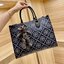 กระเป๋าถือ หรือสะพาย TORY BURCH มาใหม่ล่าสุด จุใจคนสัมภาระเยอะ งานสวยตั้งอยู่ทรง น้ำหนักเบาค่ะ ดีไซต์เก๋มาพร้อมพวงกุญแจตุ๊กตาน้องหมี น่ารักมากมาย