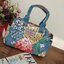 Cath Kidston กระเป๋าถือหรือสะพายข้างสไตล์วินเทจ น้ำหนักเบา เปิดปิดกระเป๋าด้วยซิป ด้านหน้าประดับโลโก้ Cath Kidston ด้านข้างมีช่องเล็กใส่ของ