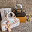 ORI หนังแท้ | LV x TM Handbag East West Murakami ซีซั่นนี้จะเป็นรุ่นไหนไปไม่ได้นอกจากรุ่นใหม่ล่าสุด พิมพ์ลายโมโนแกรมทั้งใบทรงล้ำสมัย หนังแท้นิ่มอย่างดี ประดับด้วยหมุดโลหะสีทองสุดหรูค่ะ