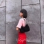 สไตล์คล้องแขนรุ่นใหม่ จากแบรนด์ Prada ขนาดกะทัดรัด แต่ใส่ของได้เยอะคะ ใสกระเป๋าตังยาว ได้สบายๆคะ จะคล้องมือ คล้องแขน สะพายไหล่ แบบไหนก็สวยหรูเหมือนกันคะ ทรงออกแบบมาเพื่อ สาวๆเลยคะ สวยหรูดูแพงมากคะ ทางร้านคอนเฟริมเลยคะ ด้านข้างมีโลโก้แบรนด์ สะดุดตา ดูแพงมา