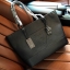 Guess Saffiano Shopping Bag กระเป๋าถือและคล้องบ่าทรงช้อปปิ้งใบใหญ่ หนังSaffiano ใส่เอกสารขนาด A4 ได้ จุของได้เยอะ ด้านหน้าสลักแบรนด์หนังลายนูนพร้อมประดับtagสายหนังถอดออกได้ เปิดปิดด้วยซิปเดียวด้านบน ภายในบุผ้าติดโลโก้ มีช่องเล็กและข่องใส่โทรศัพท์ เรียบง่า