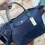8สี พร้อมส่ง Longchamp LE PLIAGE NÉO TOP HANDLE BAG (medium size) อีกหนึ่งรุ่นยอดนิยม ที่สาวๆ ต้องมีไว้เก็บไว้สักใบ กระเป๋าโท้ทใบนี้ มาพร้อมกับสีที่มีสไตล์เรียบง่าย มีสายสะพายยาวปรับสั้นยาวได้ช่วยให้คุณสามารถสะพายไหล่ได้อย่างสบาย ในตัวสายปักโลโก้อันเป็นสั