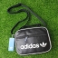 ADIDAS MINI AIRLINE VINT BAG กระเป๋าถือหรือสะพายทรง sport วัสดุ pu. นิ่ม น้ำหนักเบา ทรงสวย classic ด้านหน้ามีช่อง ซิปด้านบนแบ่ง 2 ช่องใหญ่ จุได้เยอะ ใส่ wallet ยาว, mini iPad ได้ mini พร้อมสายยาวปรับ freesize ค่ะ