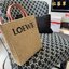 Loewe Leather-trimmed Raffia Tote / Loewe Tote Bag กระเป๋าโท้ท รูปทรงสวยงามสานเต็มใบ และยังโดดเด่นด้วยโลโก้ สีโทนอุ่น ทำให้ไอเท็มนี้ ภายในกระเป๋าใหญ่โล่งกว้าง ใบนี้เหมาะกับสายแฟชั่นมากๆ