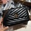 TORY BURCH KIRA CHEVRON SMALL CONVERTIBLE SHOULDER BAG เดอะเบสท์ของปี ขายดีที่สุด ต้องยกให้เลยกับใบนี้ กระเป๋าสะพายข้าง ดีไซน์คลาสสิค เรียบหรู วัสดุหนังแกะ นิ่มและเบา สะพายได้ทั้งวัน