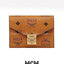 M.C.M PATRICIA THREE-FOLD WALLET IN VISETOS กระเป๋าสตางค์ใบเล็ก รุ่นฝาพับ unisex ใช้ได้ทั้งหนุ่มๆและสาวๆน้า ใช้งานง่าย ด้วยกระดุมโลโก้ พกพาง่าย วัสดุหนังแคนวาสคุณภาพดี ภายในเป็นหนังแท้ นิ่ม สวย ใส่บัตรได้เยอะ ใส่ธนบัตรได้ทุกชนิด ในช่องมีที่ใส่บัตรพิเศษภาย