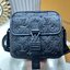 TOP ORI หนังแท้ | LV Getaway Messenger Bag กระเป๋าสะพายทรงแมสเซนเจอร์ ขนาดกะทัดรัดเพรียวบางตอบโจทย์การใช้งานเป็นได้ทั้งกระเป๋าเพาช์และกระเป๋าแมสเซนเจอร์ งานหนัง Monogram Shadow ผสานการประทับลาย Monogram อย่างกลมกลืน