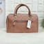 Guess Peony Classic Box Satchel คอลเลคชั่นใหม่สวยหรูจาก Guess กระเป๋าสะพายหนังนิ่มปั๊มแบรนด์รอบใบ ขนาดกำลังดี ฐานกระเป๋ามีหมุดรองฐานกันรอย หัวซิปปั๊มแบรนด์ ภายในกว้างจุของได้เยอะ มาพร้อมสายปรับและถอดออกได้ พร้อมส่ง 4 สี สวยทุกสี พลาดไม่ได้กับสาวยุคใหม่เลย