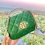 Tory Burch Willa Mini Top Handle Bag พร้อมส่งที่ไทย ใบจริงคือสวยสุดดไปเลยค่าา! กระเป๋าสะพายข้างหรือหิ้วก็เก๋ไปอีกเลยค่ะ! หนังแท้อย่างดี ลายนวมนิ่มมือดีมากค่ะ ด้านหน้ามีอะไหล่โลโก้แบรนด์ เปิดปิดกระเป๋าแบบกระดุมแม่เหล็ก ภายในสามารถใส่กระเป๋าเงินใบกลางได้;มื