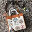 COACH FIELD TOTE 22 WITH PATCHES CA138 ส่วนหนึ่งจาก Coach Pride Collection ซึ่งเป็นการเฉลิมฉลองความเท่าเทียม ความหลากหลาย และการแสดงออกถึงตัวตนที่แท้จริงภายในชุมชน LGBTQIA+ ในเดือนนี้และทุกเดือน ตั้งแต่วันธรรมดาที่วุ่นวายไปจนถึงวันหยุดสุดสัปดาห์ที่เต็มไปด