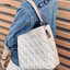 COACH TOWN BUCKET BAG WITH HORSE AND CARRIAGE PRINT ((2081-236)) 🔺กลับมาแล้ว ตามคำเรียกร้องค่ะ! กระเป๋าคล้องไหล่//สะพายข้างได้ วัสดุ pvc อย่างดี หนังนิ่มป่องพองตัวสวยงาม ลายรถม้าทั้งใบค่ะ ภายในกระเป๋าแบ่งเป็น2ช่องหลัก เปิดปิดแบบกระดุมแม่เหล็ก ภายใ