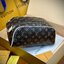 LV Dopp Kit Toilet Pouch / LV Clutch Bag กระเป๋าถือทรงพอชหรือคลัช แบบคลาสสิกสวยงามเป็นเอกลักษณ์ มีหูหิ้วพกพาสะดวก