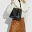 Coach Willow Bucket Bag In Colorblock รุ่นใหม่สุดปัง เป็นกระเป๋าสไตล์ใช้ได้ทุกวัน จุของได้เยอะและน้ำหนักเบา ไซส์กลางใช้หนังลายกรวด มีช่องใส่ของ 2 ช่องและมี 1 ช่องซิปตรงกลางไว้สำหรับใส่ของสำคัญ เปิดปิดแบบ turnlock ถือคล้องแขนหรือสะพายไหล่หรือสะพายข