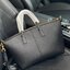 ของแท้ 💯% 】Tory Burch McGraw Top-Zip Satchel เรียกได้ว่าใบเดียวก็เอาอยู่ สำหรับสาวๆที่ชอบทรง Tote Bags และ Crossbody Bags ใบนี้ตอบโจทย์ได้ดี โทนสีเรียบง่ายแต่แฝงไปด้วยความดูดี สุขุมและเป็นผู้ใหญ่